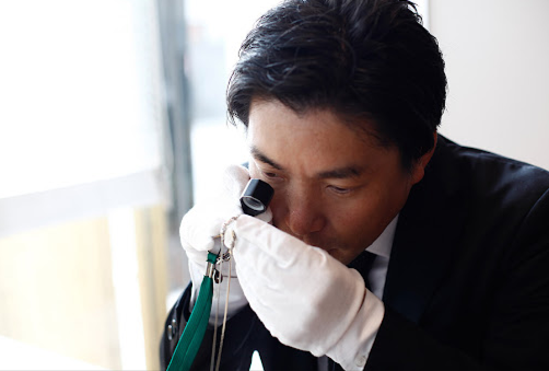 宝石をルーペで鑑定する鑑定士